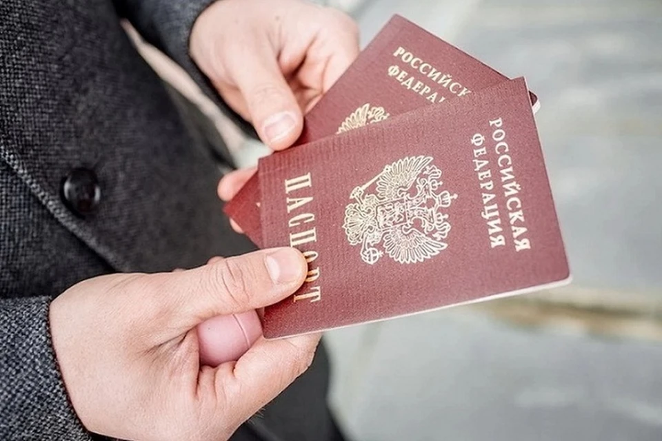Тем временем, власти ДНР будут помогать в оформлении паспорта освобожденным из украинского плена. Фото: Миграционная служба