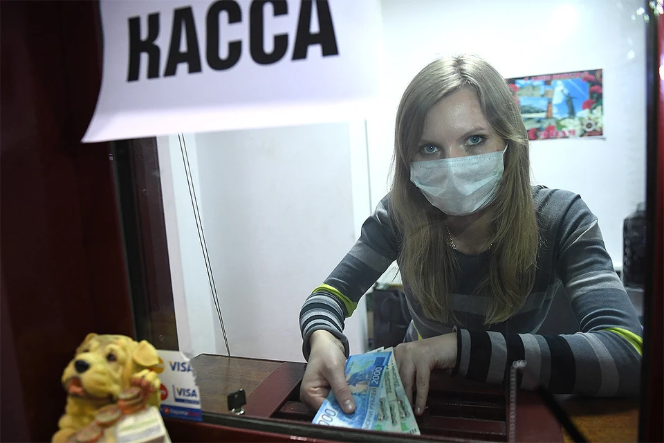 Группа российских экономистов предложила выплатить работникам пострадавших от коронавируса отраслей по 10-20 тысяч рублей.