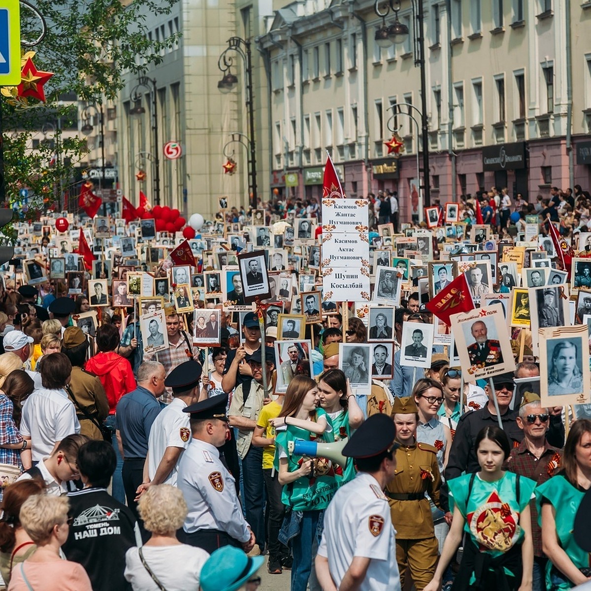 Бессмертный полк» нового формата: тюменцам предлагают показать портреты  героев с балконов - KP.RU