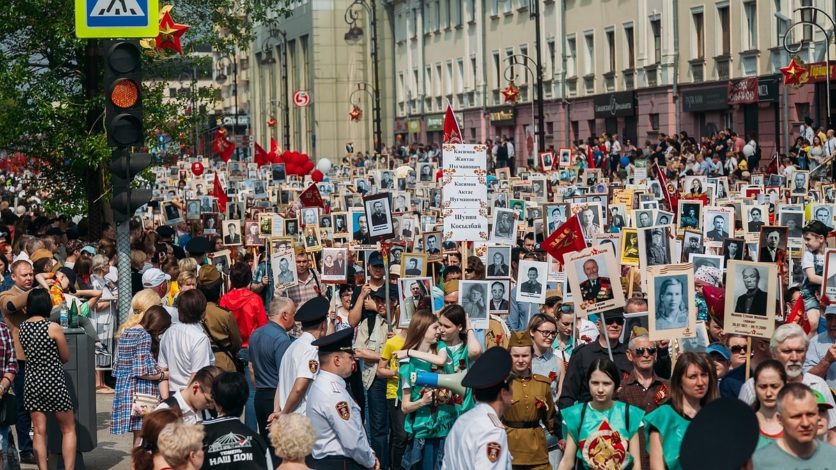 Бессмертный полк» нового формата: тюменцам предлагают показать портреты  героев с балконов - KP.RU