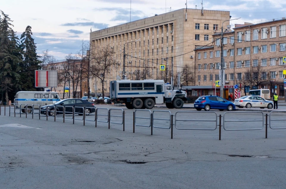 Многие пользователи вспомнили. что для официального благоустройства, с площади убрали полюбившиеся челябинцам гладкие камни. Фото: Челябинский урбанист, vk.com