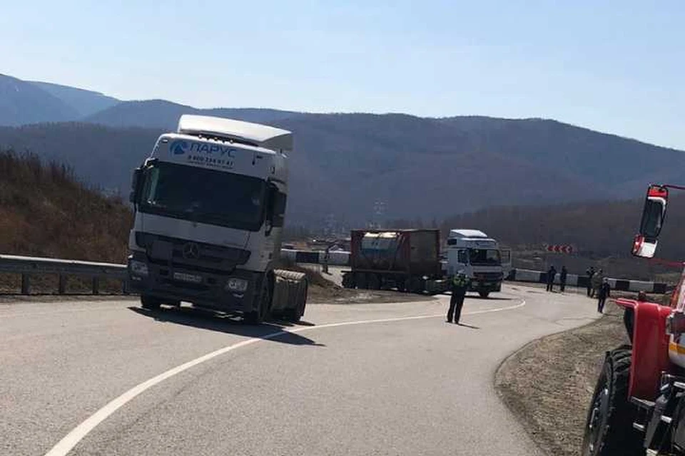 Жителей поселка Култук попросили покинуть дома из-за перевернувшейся фуры с химикатами