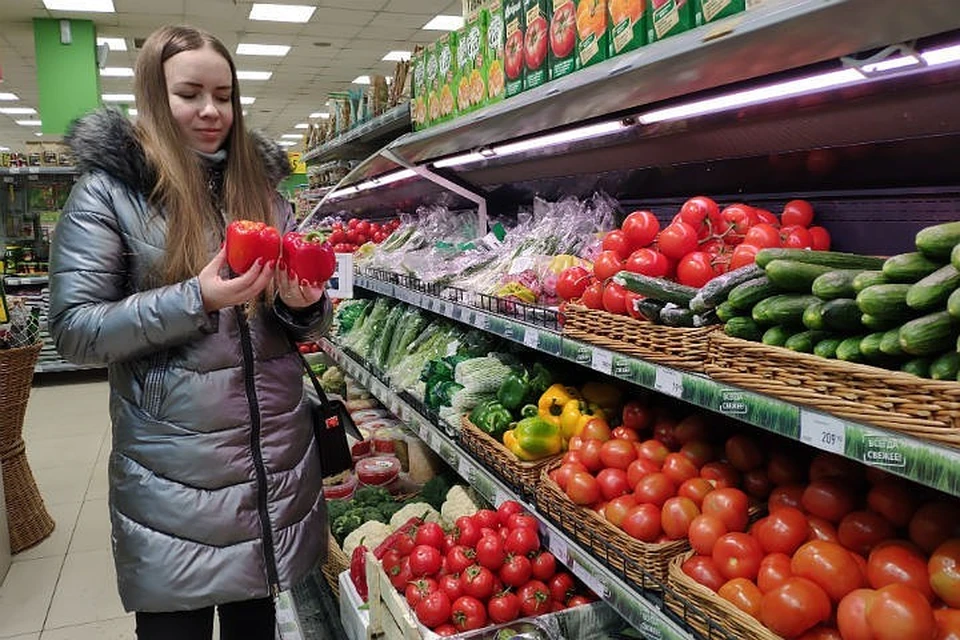 Фото покупателей москва. Красные синие зеленые покупатели в магазинах.