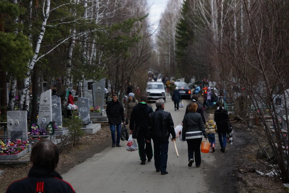 Жители Челябинской области призывают не ездить на кладбища в родительский день
