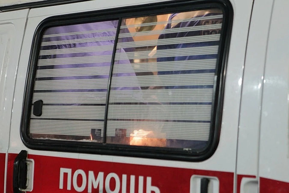 Ребенок выпал из окна, после того как оперся на москитную сетку.