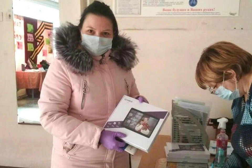 Родителям школьников из многодетных и малообеспеченных семей Ленобласти подарили планшеты для учебы. фото: пресс-служба правительства ЛО