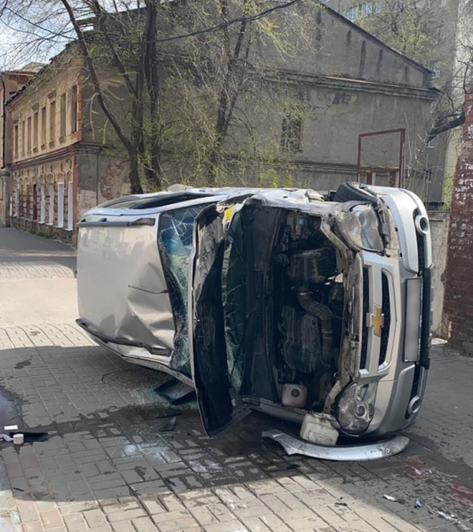 Появилось видео аварии в центре Воронежа, где погиб водитель «Шевроле-Нива»  - KP.RU