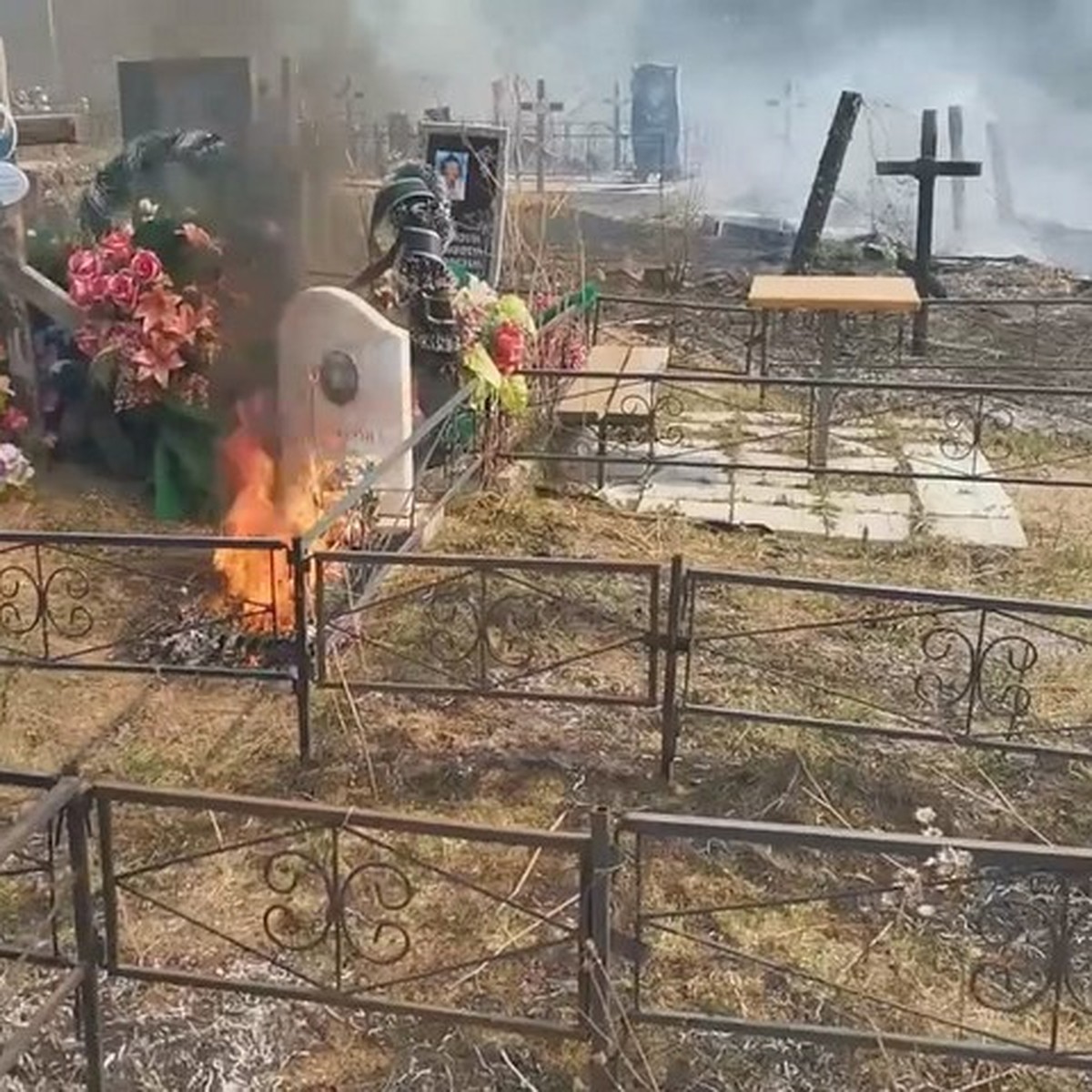 В Ачинске лесной пожар перекинулся на кладбище: горят кресты и могилы -  KP.RU