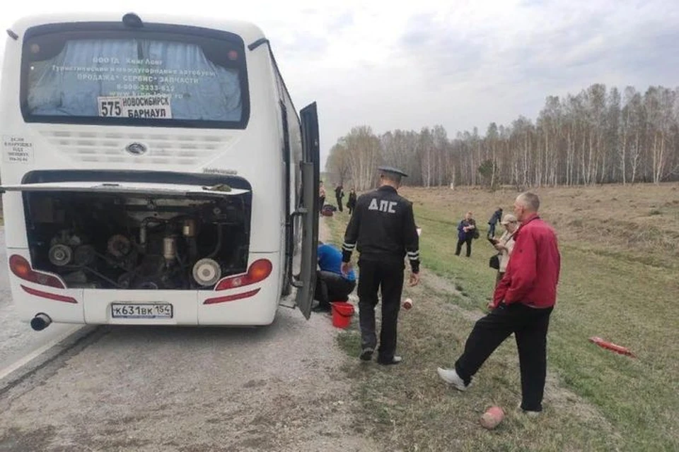 На трассе загорелось колесо автобуса. Фото: пресс-служба ГИБДД Новосибирской области