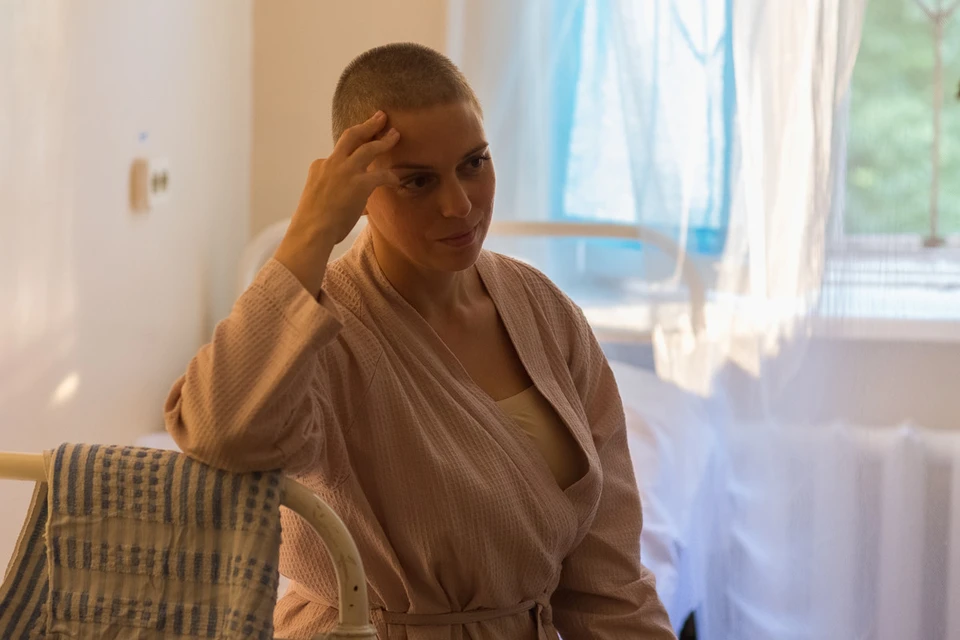 Ради съемок Нелли Уварова побрила голову на голо. Фото: kino.mail.ru