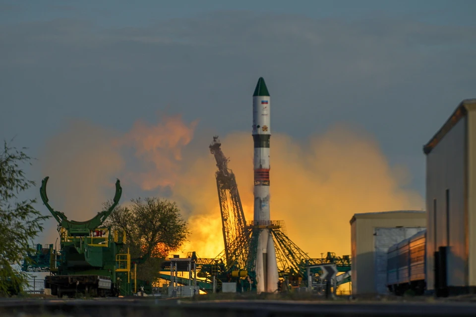 На ракету нанесли логотип годовщины, а также изображения георгиевской ленты и орденов. Фото: Роскосмос