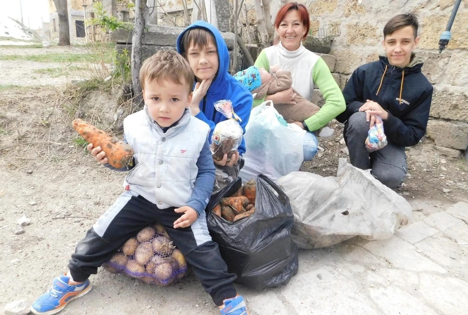 Часто волонтеры помогают продуктами многодетным семьям. Фото: "Добро мира - волонтеры Крыма"