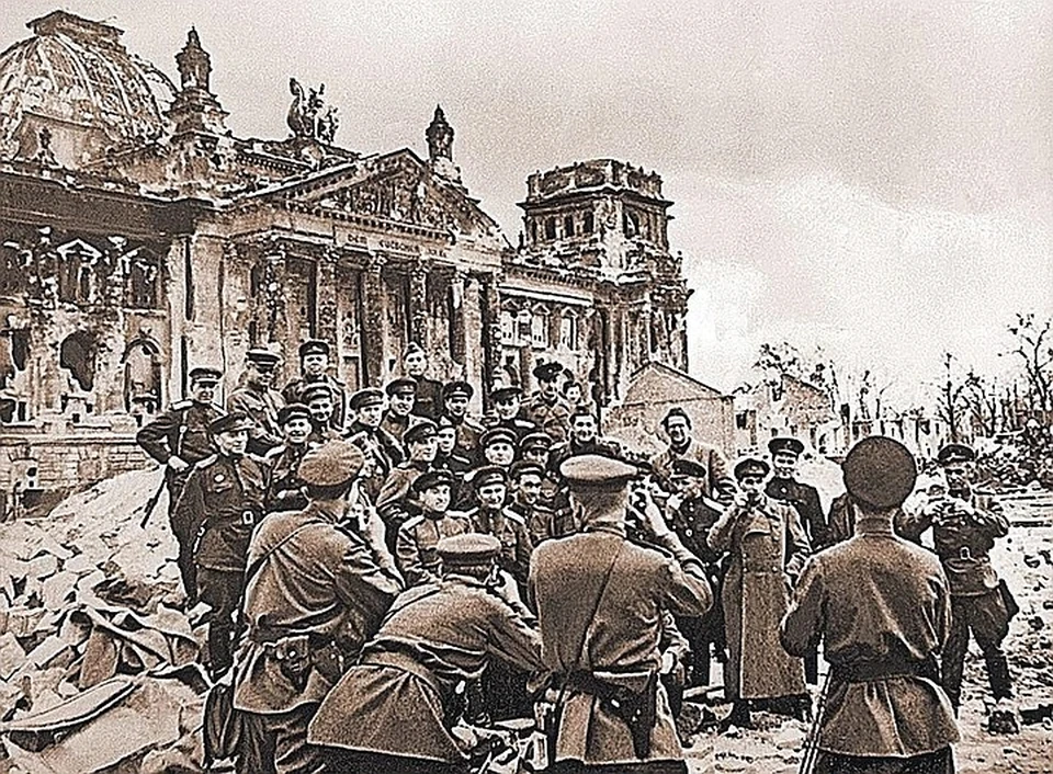Необычный снимок: советские военкоры у Рейхстага фотографируют друг друга. Берлин, 5 мая 1945 г.