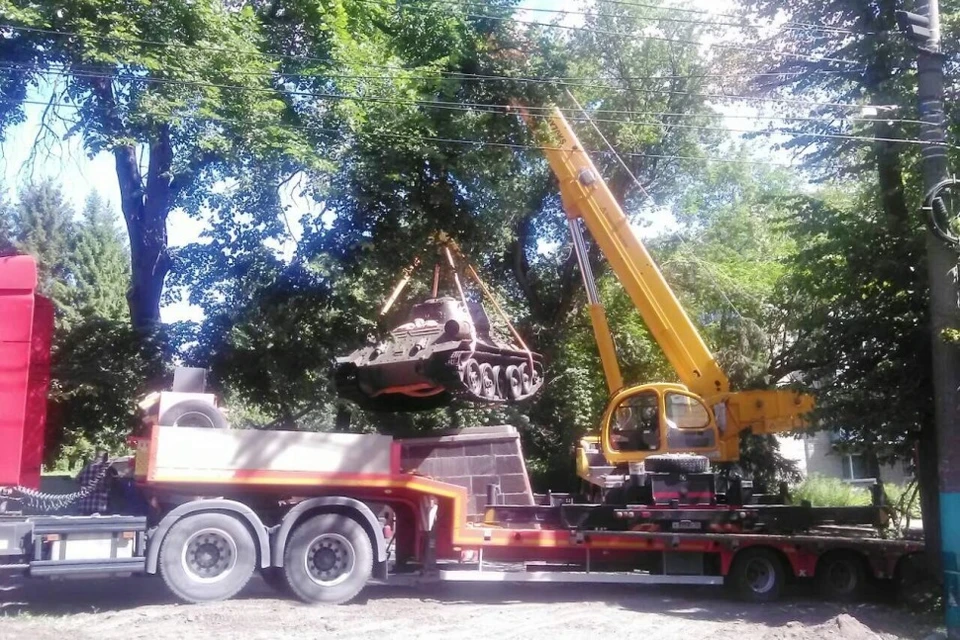 Танк сняли с постамента в прошлом году.