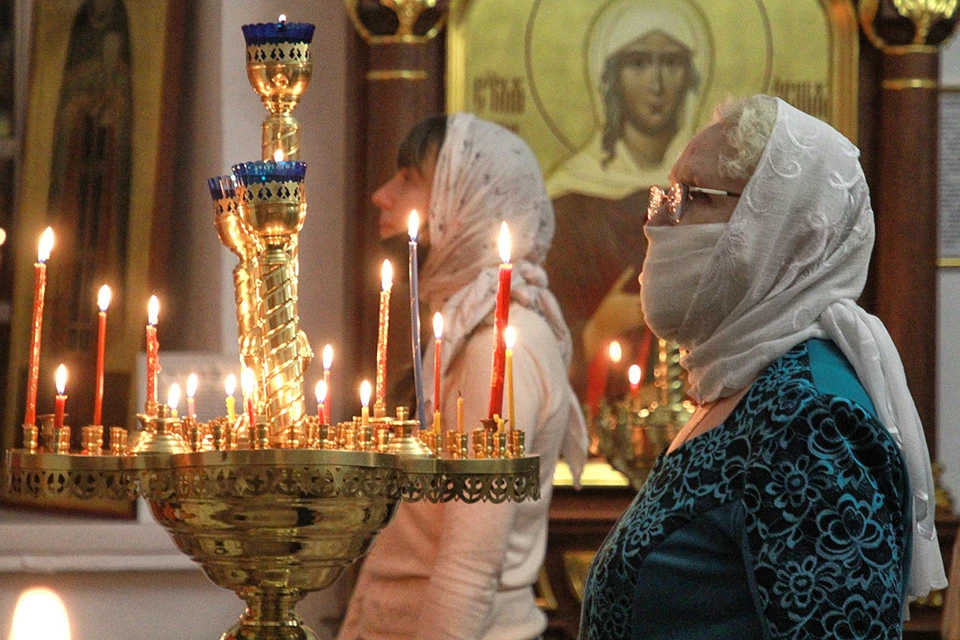 Верующие во время праздничного пасхального богослужения в Иркутске.