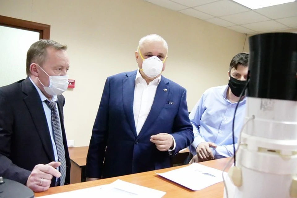 Сергей Цивилев пообещал поддержку резидентам Кузбасского технопарка, работающим над технологиями борьбы с COVID-19. Фото: Пресс-служба АПК