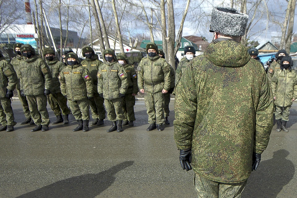 Военнослужащие во время репетиции Парада Победы в Екатеринбурге, 14 апреля 2020 года.