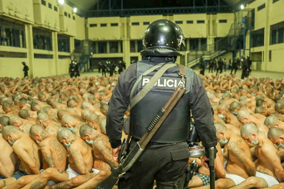 В Сальвадоре власти объявили войну уличным бандам.