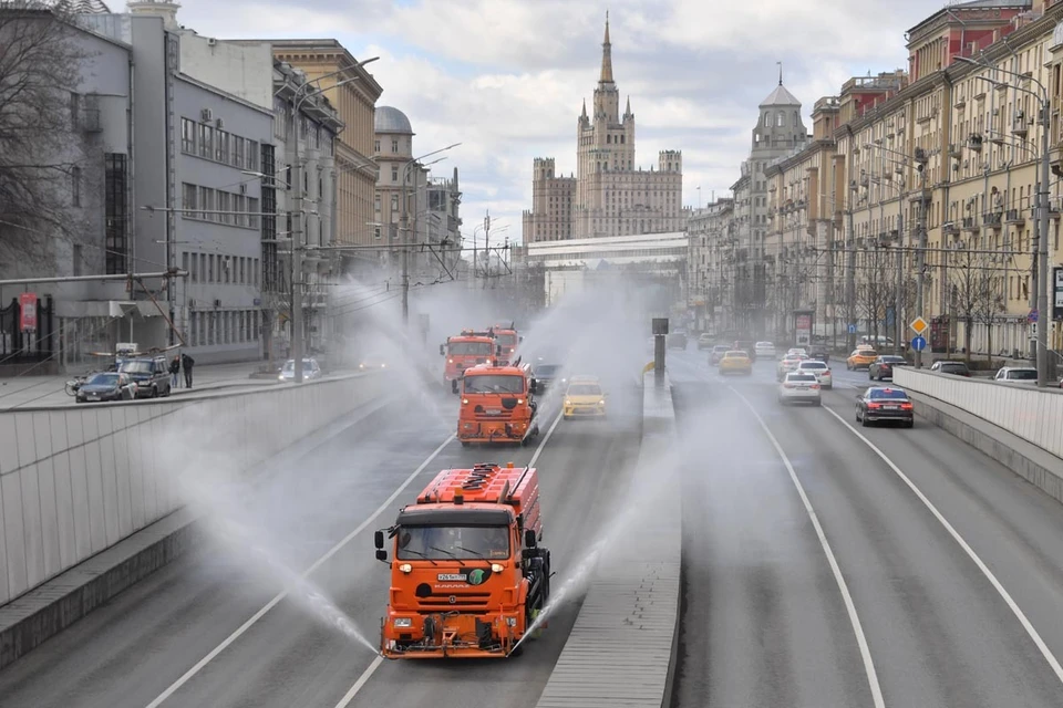 В пятницу, 1 мая, вместо демонстраций в Москве состоится уже традиционная масштабная дезинфекция всех дорог и общественных пространств.
