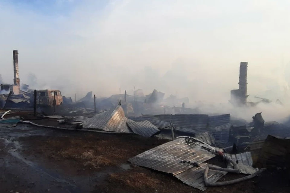 Крупный пожар оставил без домов 8 семей из Иркутской области. Фото: ГУ МЧС России по Иркутской области.
