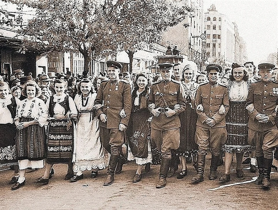 Жители Югославии с советскими воинами на улицах освобожденного Белграда. 14 апреля 1945 г.