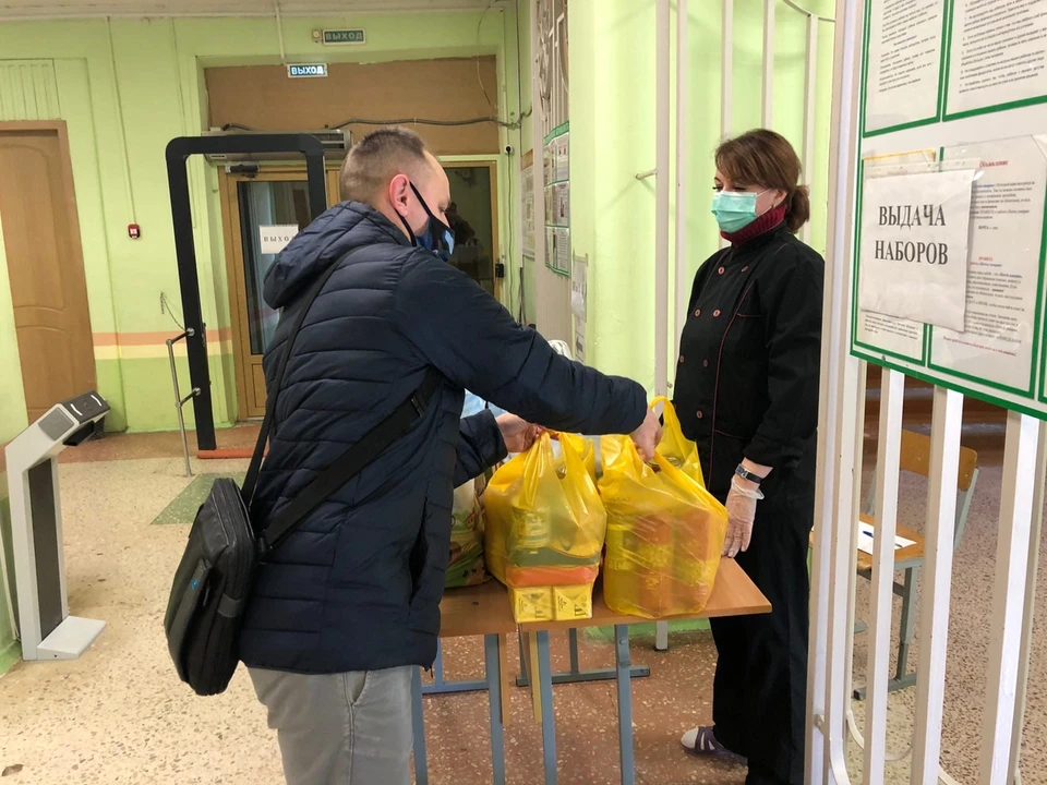 В Смоленске школьникам выдадут вторые продуктовые наборы. Фото: из архива администрации Смоленска.