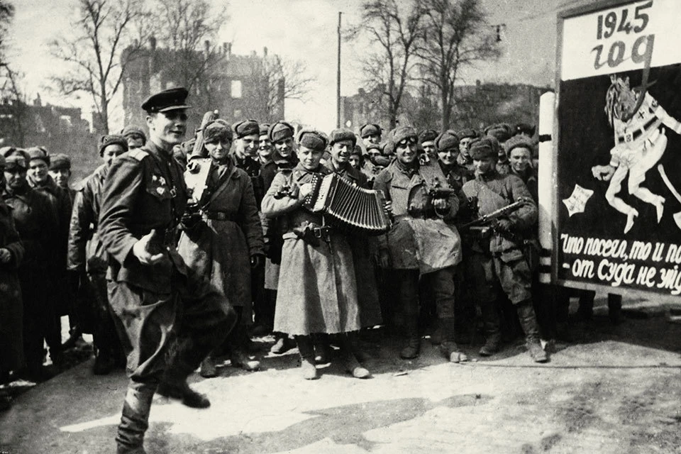 Советские солдаты празднуют победу на улицах Берлина