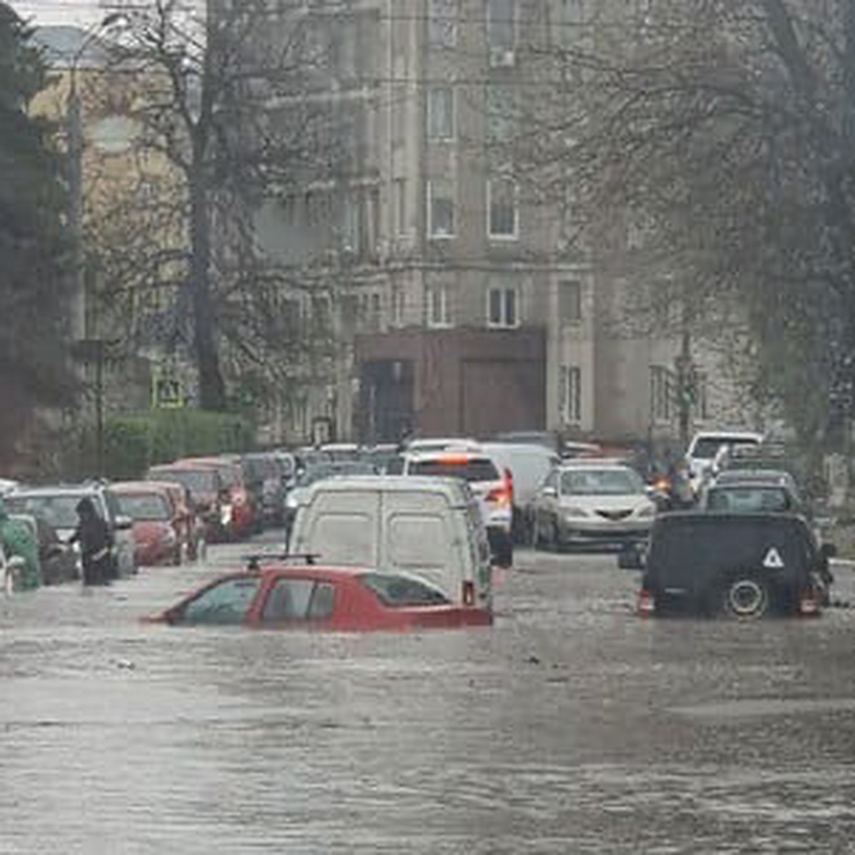 Потоп в Нижнем Новгороде: Машины ушли под воду, а Молитовский мост «течет»  - KP.RU