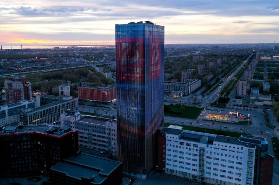 Небоскреб в Петербурге украсили подсветкой с Георгиевской лентой. Фото: предоставлено "Комсомолке"
