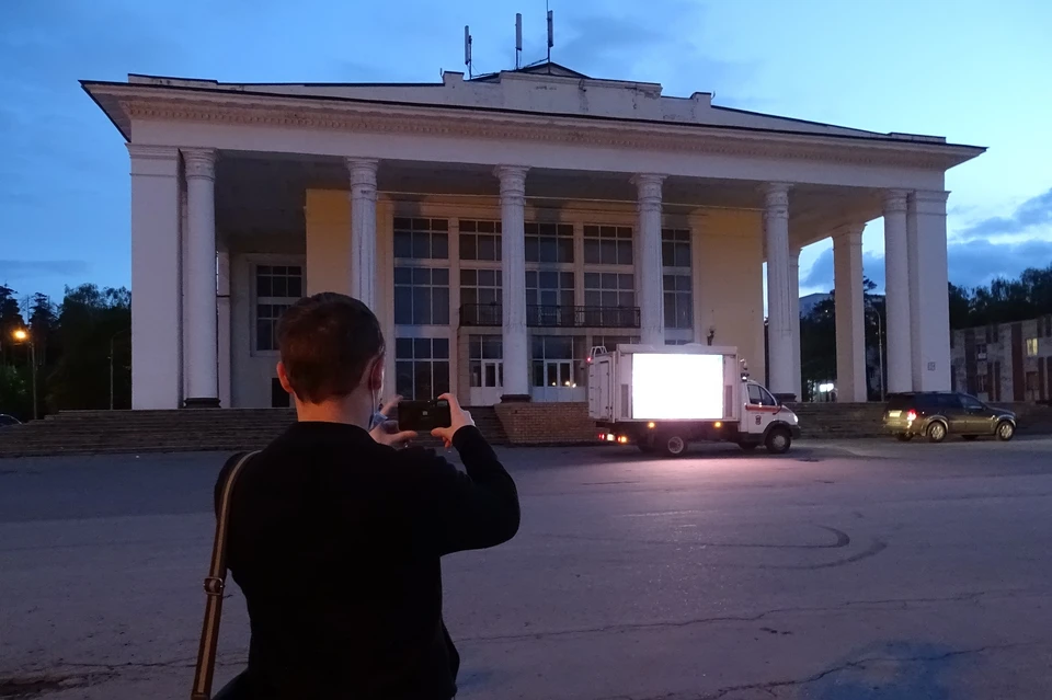 В День Победы по Липецку проехал автомобиль-телевизор МЧС