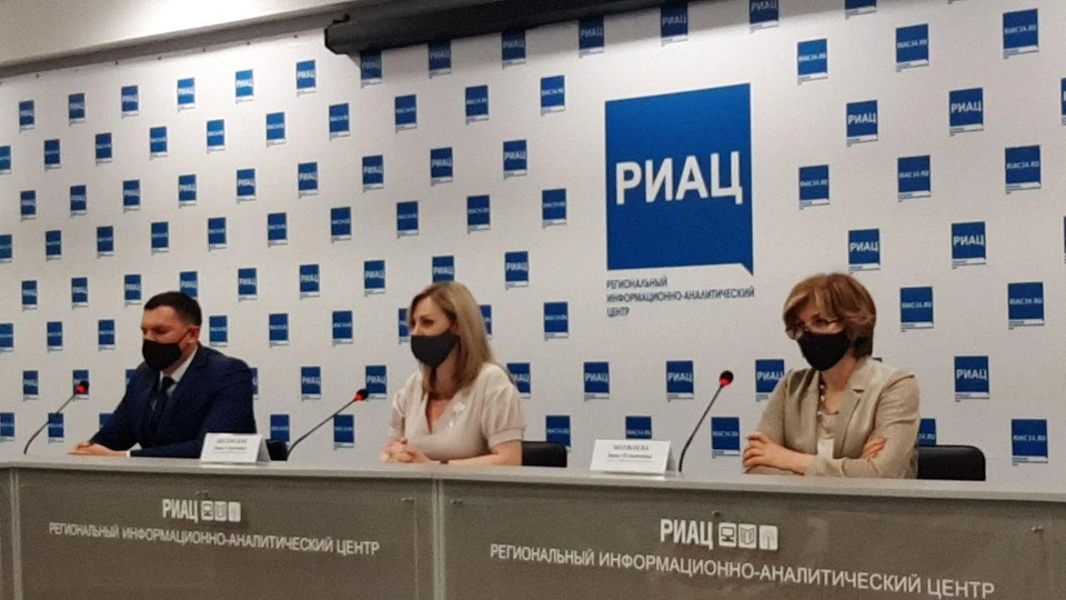 Чиновники продемонстрировали маски, которые будут раздавать пенсионерам.