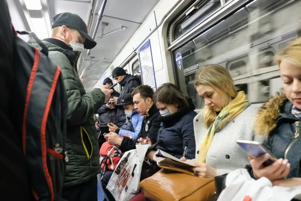Уполномоченный по правам человека Петербурга раскритиковал установку автоматов по продаже СИЗ в метро.
