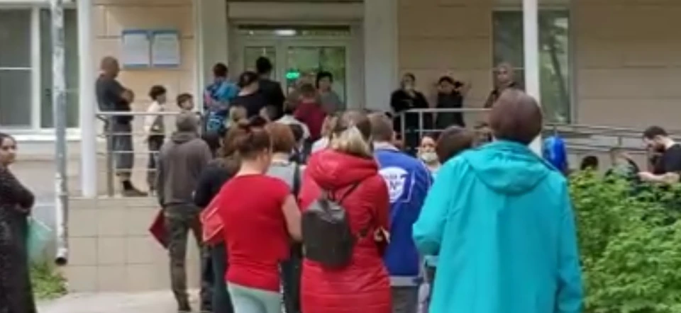 Люди образовали очередь в надежде получить деньги