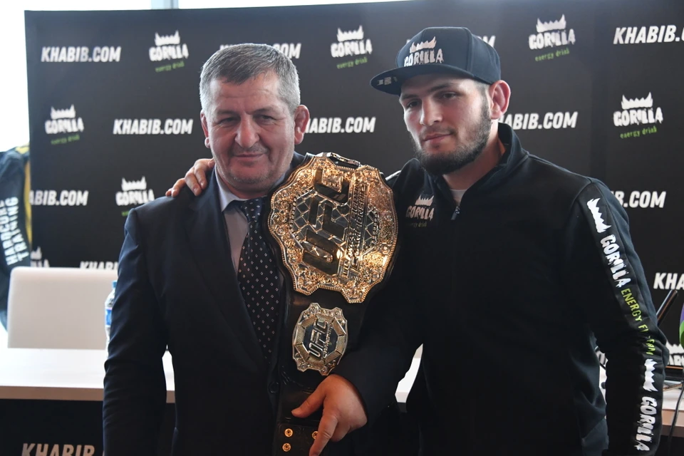 Абдулманап и Хабиб Нурмагомдовы с чемпионским поясом UFC