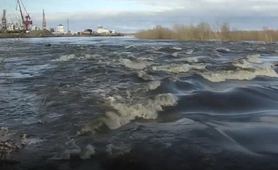 Вода выходит с реки. Паводок Якутск. Мощный паводок. Наводнение в Жатае. Вода выходит из берегов.