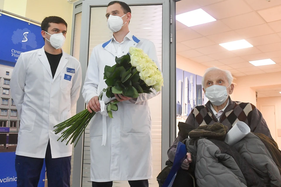 100-летнего пациента Бориса Новикова выписали из клинического центра имени Сеченова.