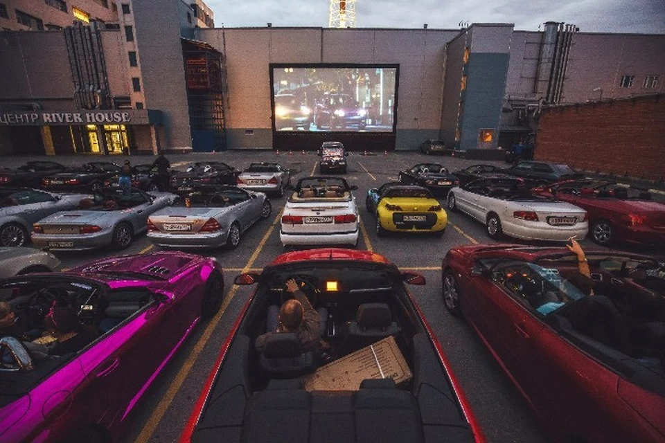 Первый в России онлайн-концерт в автомобильном кинотеатре «Кинопаркинг» пройдет 30 мая в Петербурге. Фото: предоставлено организаторами.