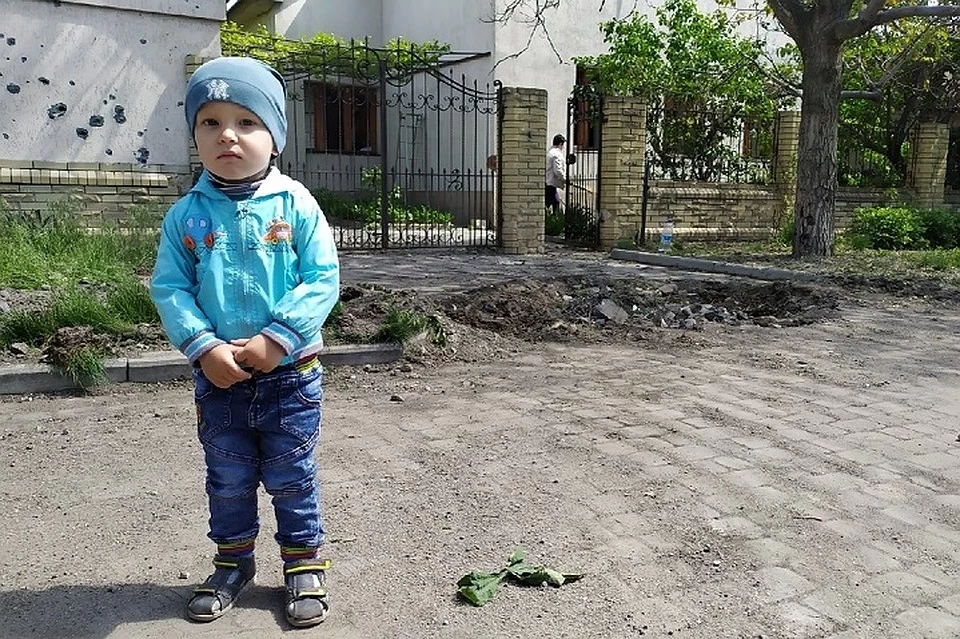 Маленький житель Старомихайловки. ВСУ обстреливают поселок постоянно. ФОТО: Андрей ТРУБЕЦКИЙ