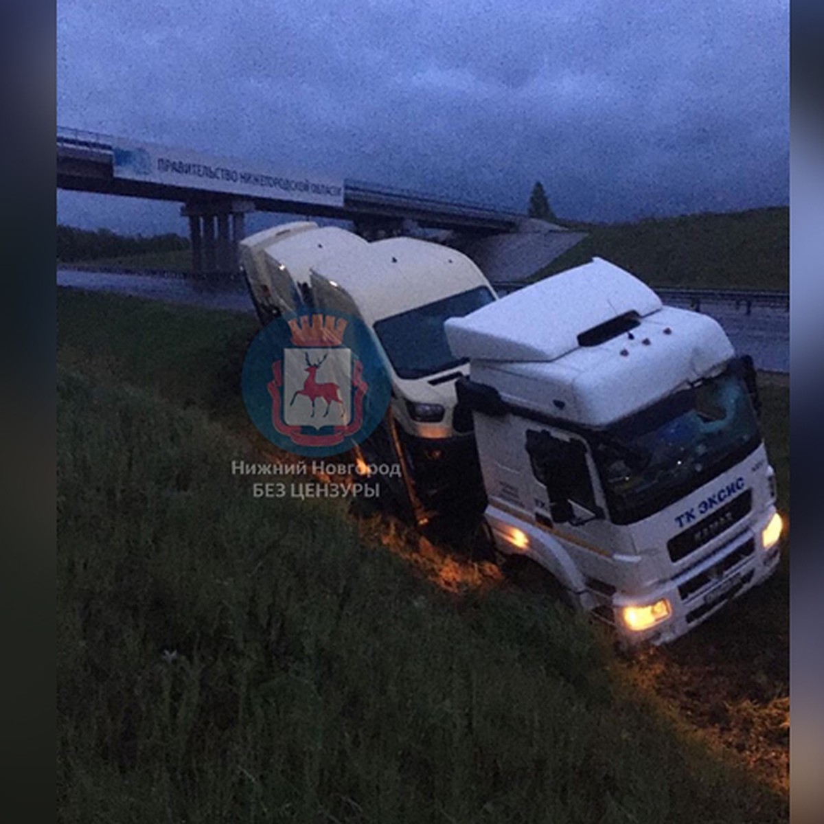 Водитель чудом выжил!»: Груженый автовоз улетел в кювет в Кстовском районе  - KP.RU