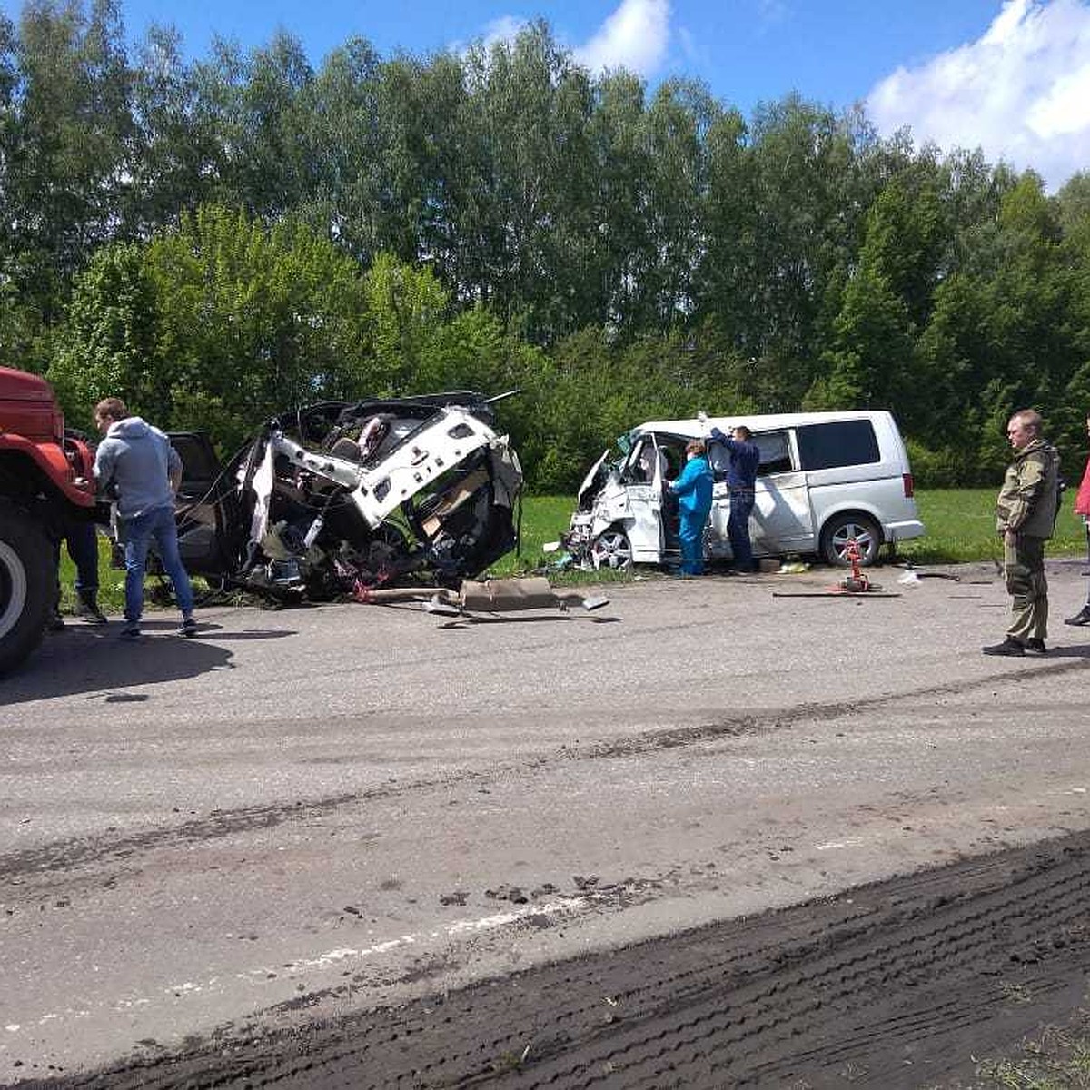 В Ржаксинском районе Тамбовщины лоб в лоб столкнулись «Audi Q7» и  «Volkswagen Multivan»: легковое авто разорвало пополам, два находившихся в  нем человека погибли на месте - KP.RU