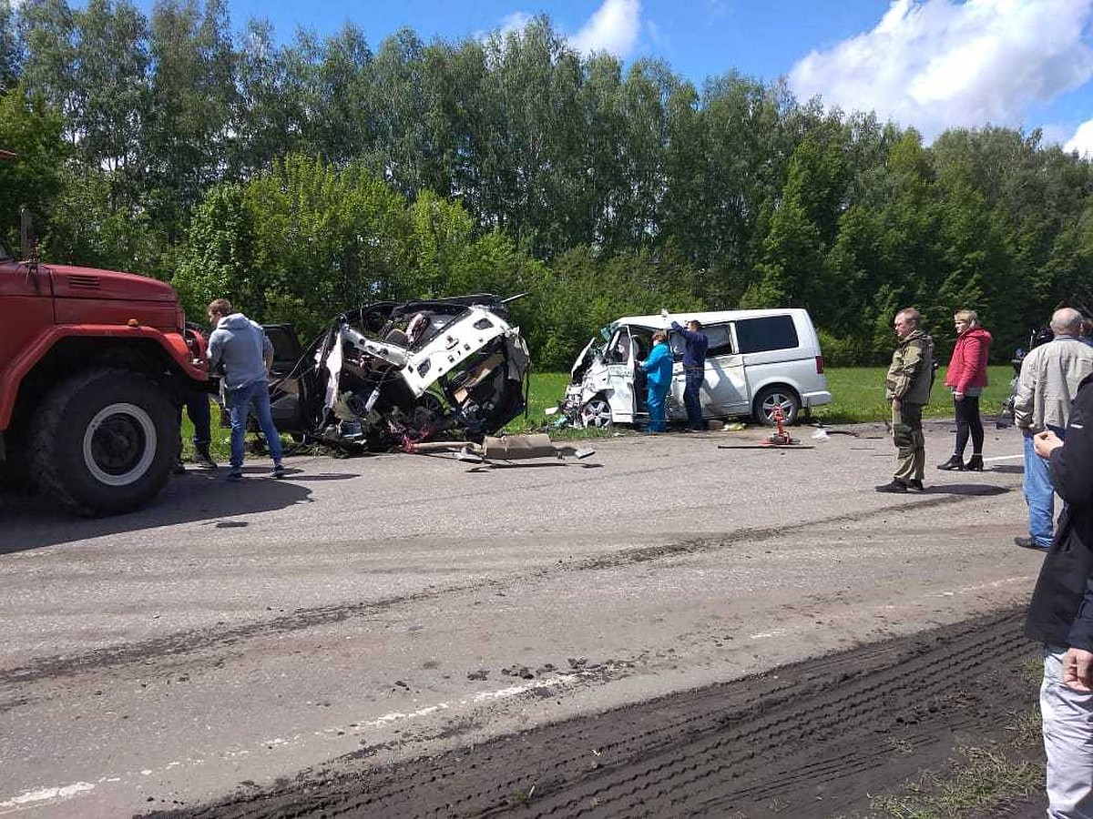 В Ржаксинском районе Тамбовщины лоб в лоб столкнулись «Audi Q7» и  «Volkswagen Multivan»: легковое авто разорвало пополам, два находившихся в  нем человека погибли на месте - KP.RU