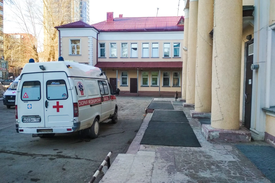 В Новосибирске от коронавируса умерла диспетчер "Скорой помощи".