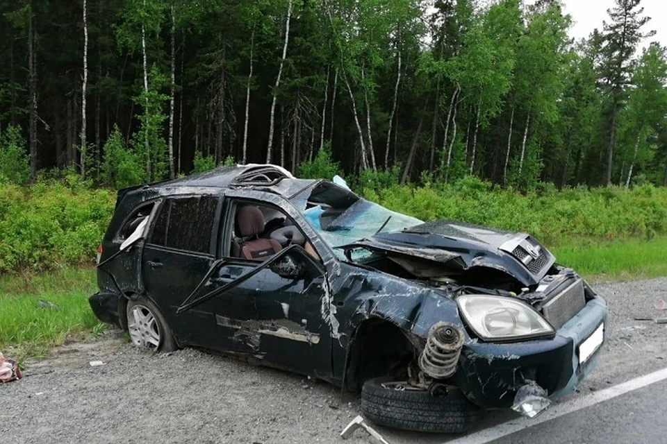 Автомобиль опрокинулся в обочине в Октябрьском районе. Фото ГИБДД по ХМАО.