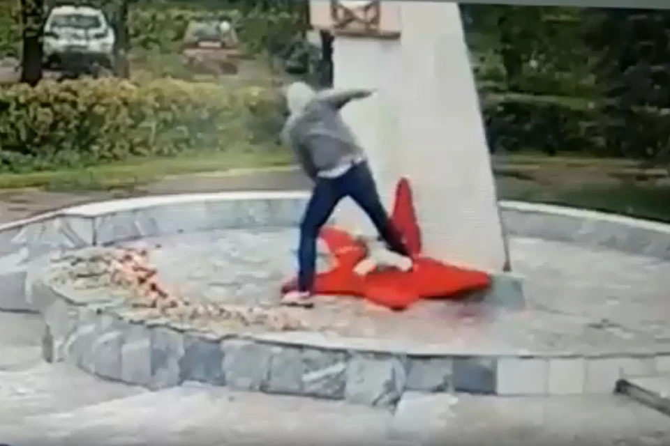 Видео, на котором молодой мужчина творит немыслимое на братской могиле в Черноголовке Московской области, сняли очевидцы.