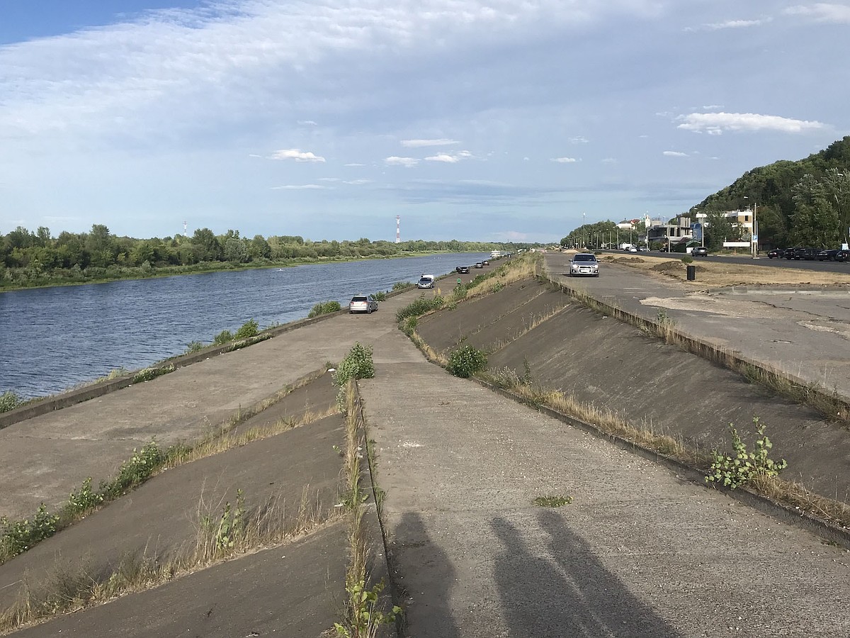 Склон клубники и балконы для солнечных ванн: Нижегородцам показали, как  может выглядеть набережная Гребного канала - KP.RU