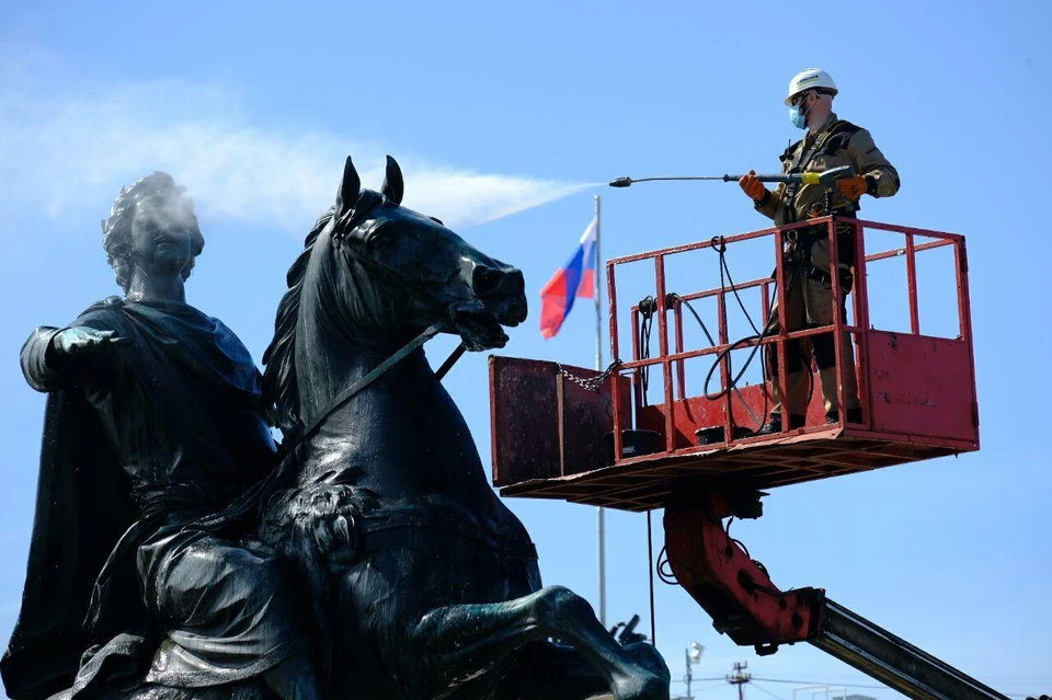 Памятник основателю Санкт-Петербурга отмыли перед Днем города.