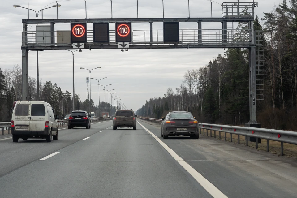 КАД встал в жесткую пробку днем 26 мая в Петербурге