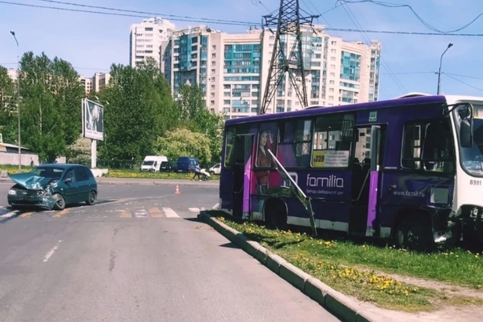 Маршрутка влетела в легковушке на улице Бабушкина. Фото: vk.com/dorinspb