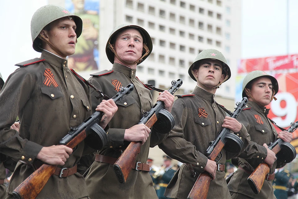 Военнослужащие на Параде Победы в Ставрополе.