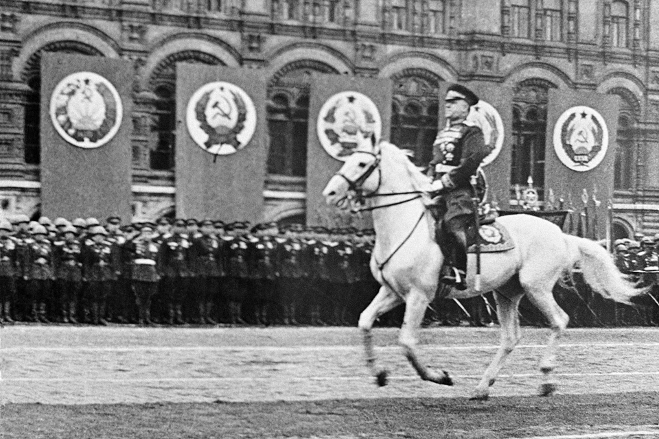 Георгий Константинович Жуков во время Парада Победы на Красной площади после окончания Великой Отечественной войны